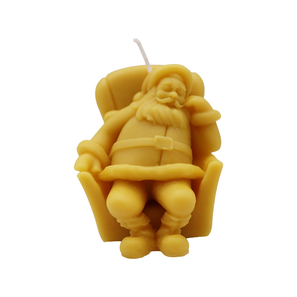 Handgegossene Bienenwachskerze mit sitzendem Weihnachtsmann im Sessel