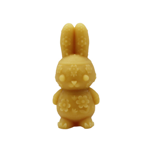 Handgegossene Bienenwachskerze in Form eines Hasen mit Blumenmotiven