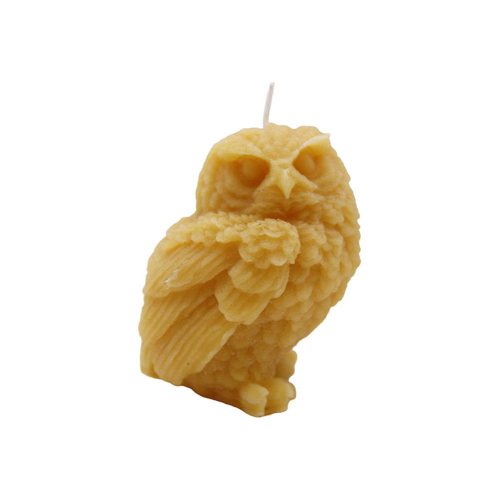 Handgegossene Bienenwachskerze in Form einer detailreichen Eule