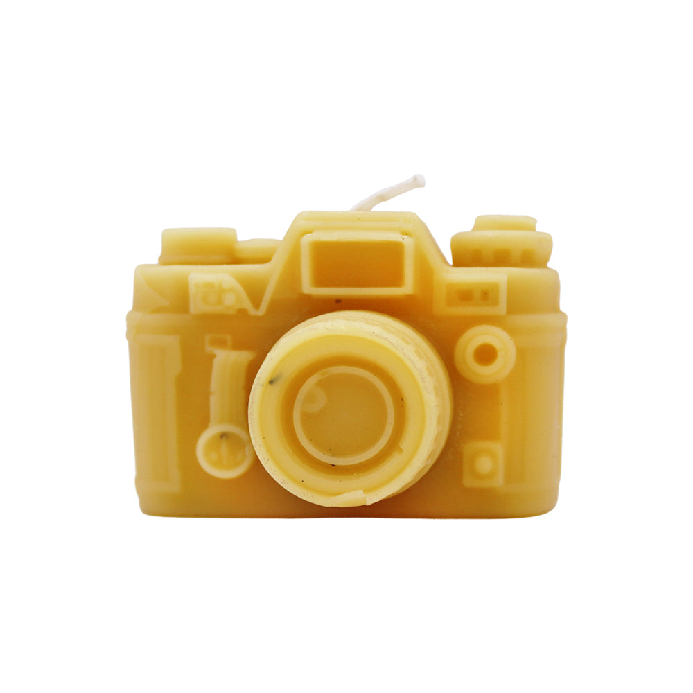 Handgefertigte Bienenwachskerze in Form eines detailreichen Fotoapparats