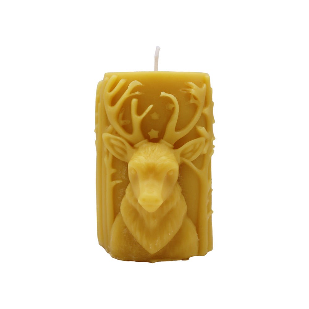 Handgegossene Bienenwachskerze „Hirsch im Winterwald“ mit detailreichem Hirsch-, Tannenbaum- und Sternmotiv