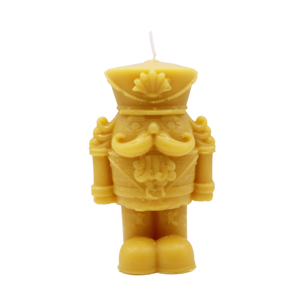 Handgegossene Bienenwachskerze in Form eines detailreichen Nussknackers mit Uniform und Schnurrbart