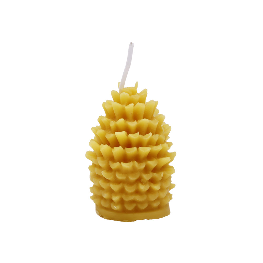 Handgegossene Bienenwachskerze in Tannenzapfenform mit detailreich ausgearbeiteten Zapfenschuppen