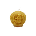 Handgegossene Bienenwachskerze Weihnachtskugel mit Weihnachtsmann, Rentier und Tannenbäumen
