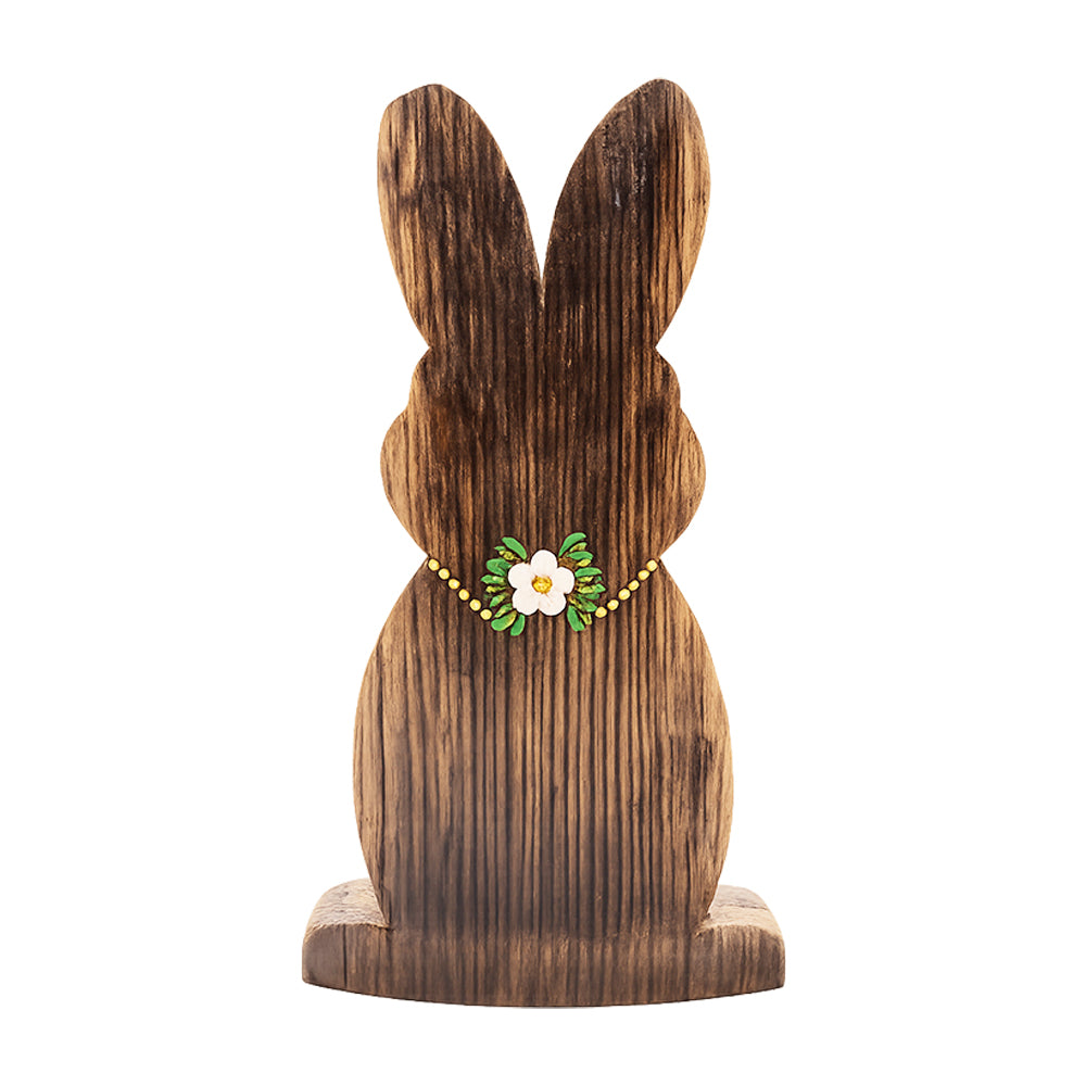Handgefertigter Deko-Hase mit Blume aus dem Holz alter Weinfässer auf Holzsockel