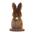 Handgefertigter Deko-Hase mit Blume aus dem Holz alter Weinfässer auf Holzsockel