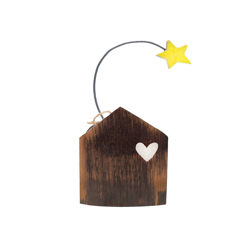 Deko-Haus mit Stern aus Weinfass-Holz