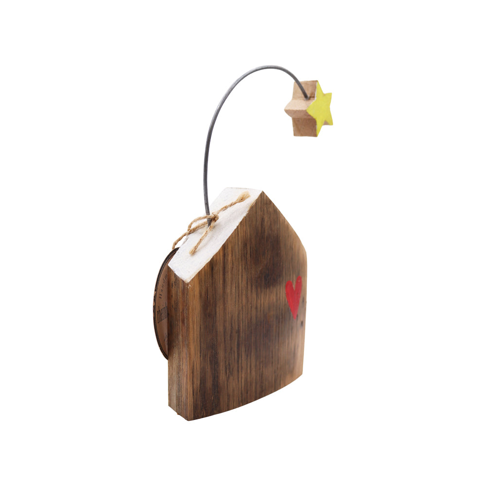 Deko-Haus mit Stern aus Weinfass-Holz