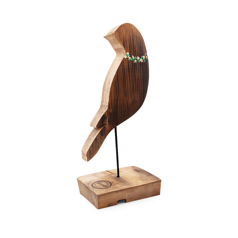 Handbemalter Holzvogel aus altem Weinfass auf Holzsockel mit floralem Motiv