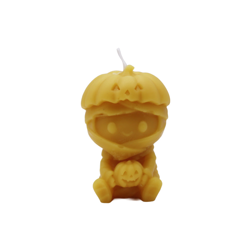 Handgegossene Bienenwachskerze Halloween-Mumie mit Kürbishut und kleinem Kürbis in den Händen