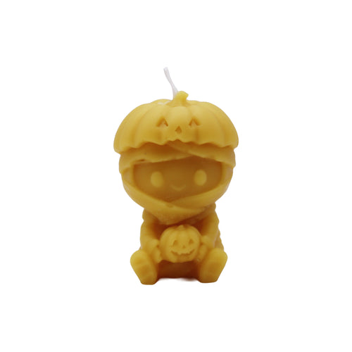 Handgegossene Bienenwachskerze Halloween-Mumie mit Kürbishut und kleinem Kürbis in den Händen