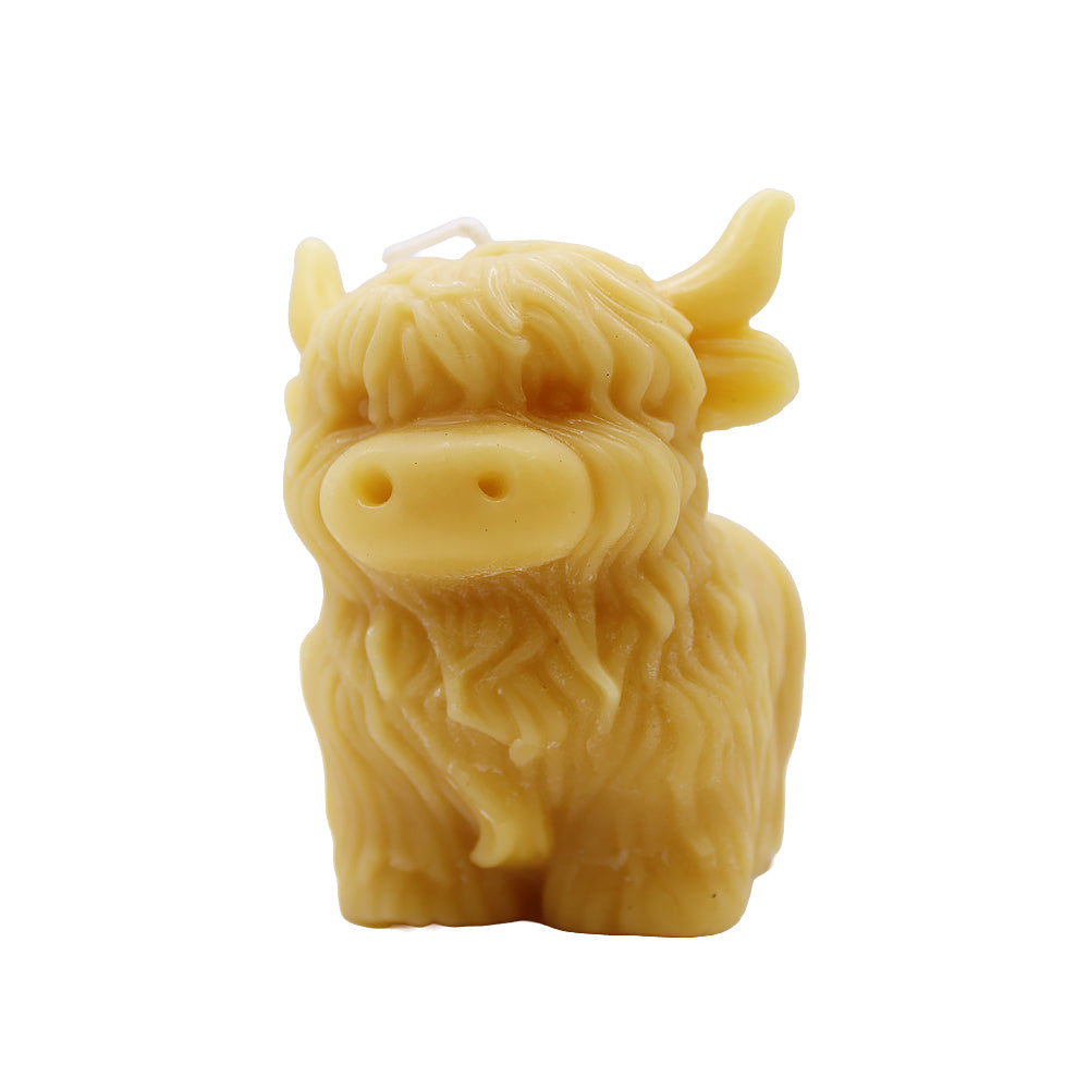 Handgefertigte Bienenwachskerze in Form eines Highland Cows