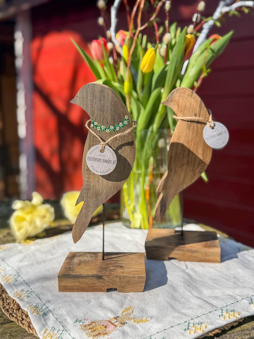 Dekovogel aus Weinfass-Holz auf Holzständer
