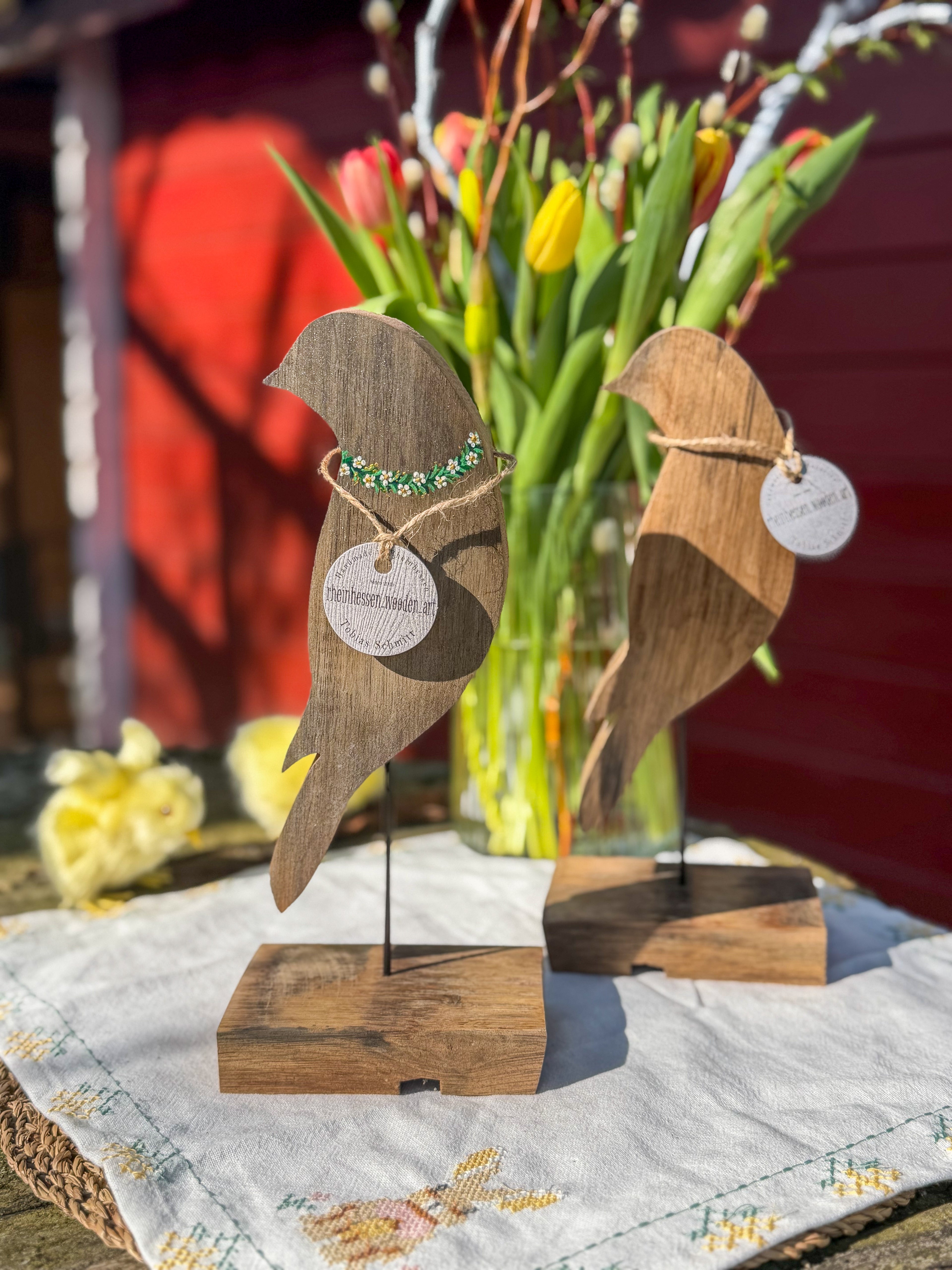 Dekovogel aus Weinfass-Holz auf Holzständer