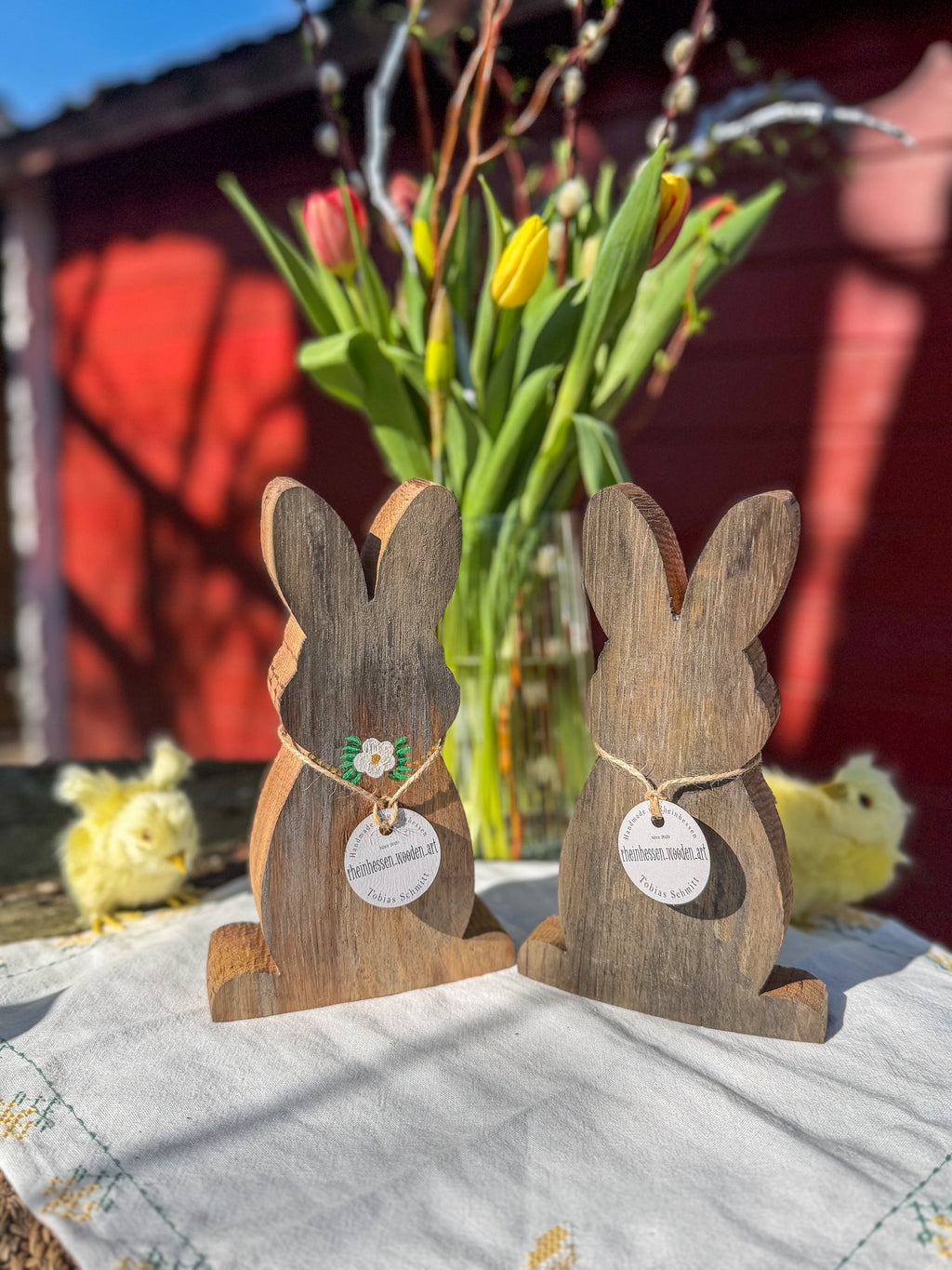 Deko-Hase mit Blume aus Holz alter Weinfässer