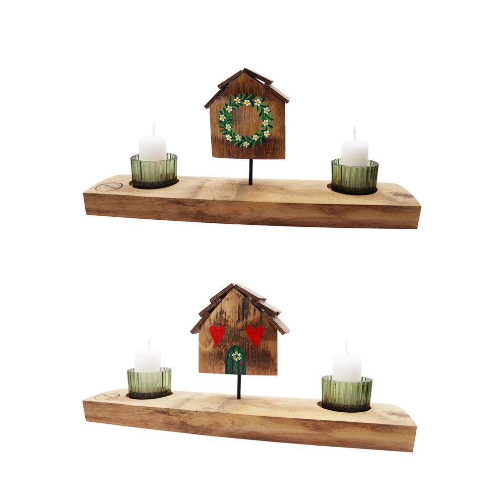 Handgefertigter Kerzenhalter aus Holz alter Weinfässer mit Holzhaus, Blumenkranz und zwei grünen Glashaltern