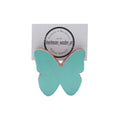 Kleiner bunter Schmetterling als Fotohalter aus Holz alter Weinfässer