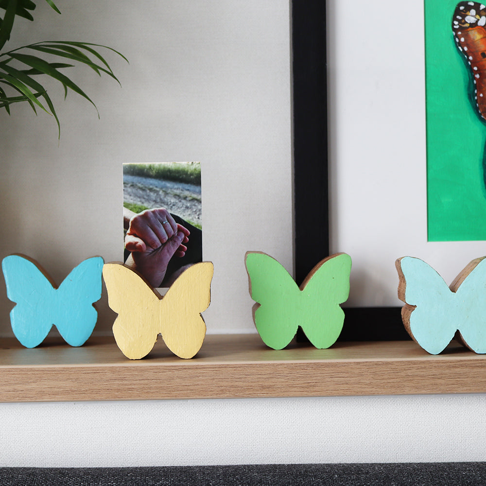 Kleiner bunter Schmetterling als Fotohalter aus Holz alter Weinfässer