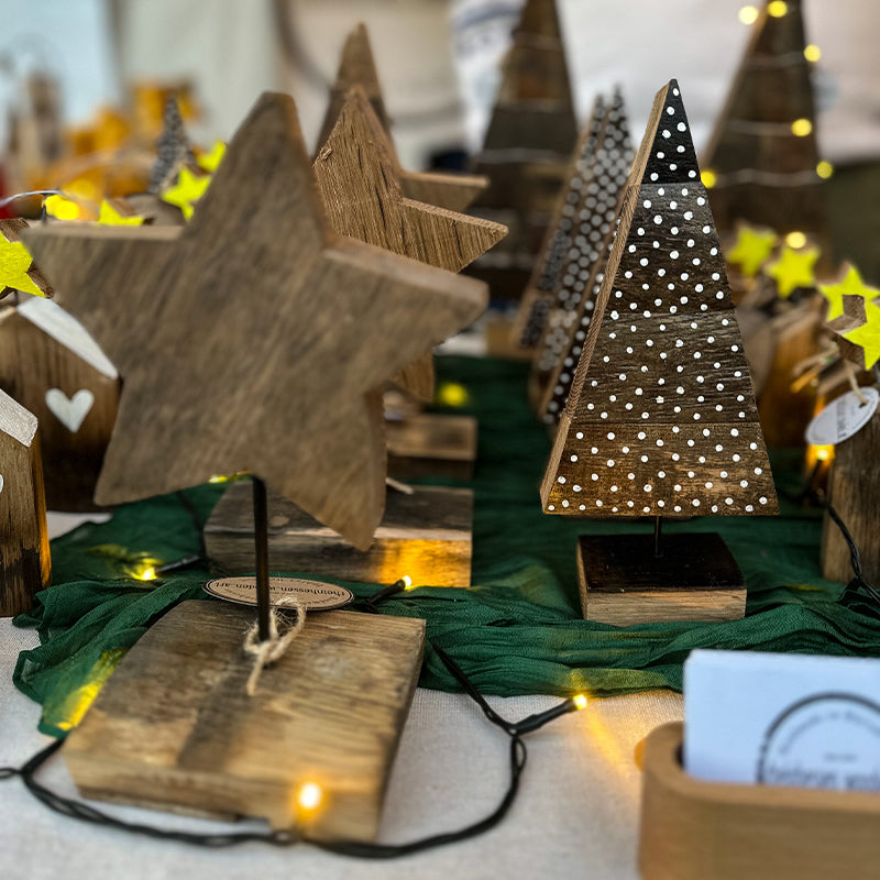 Tannenbaum aus Weinfass-Holz mit Schneeeffekt