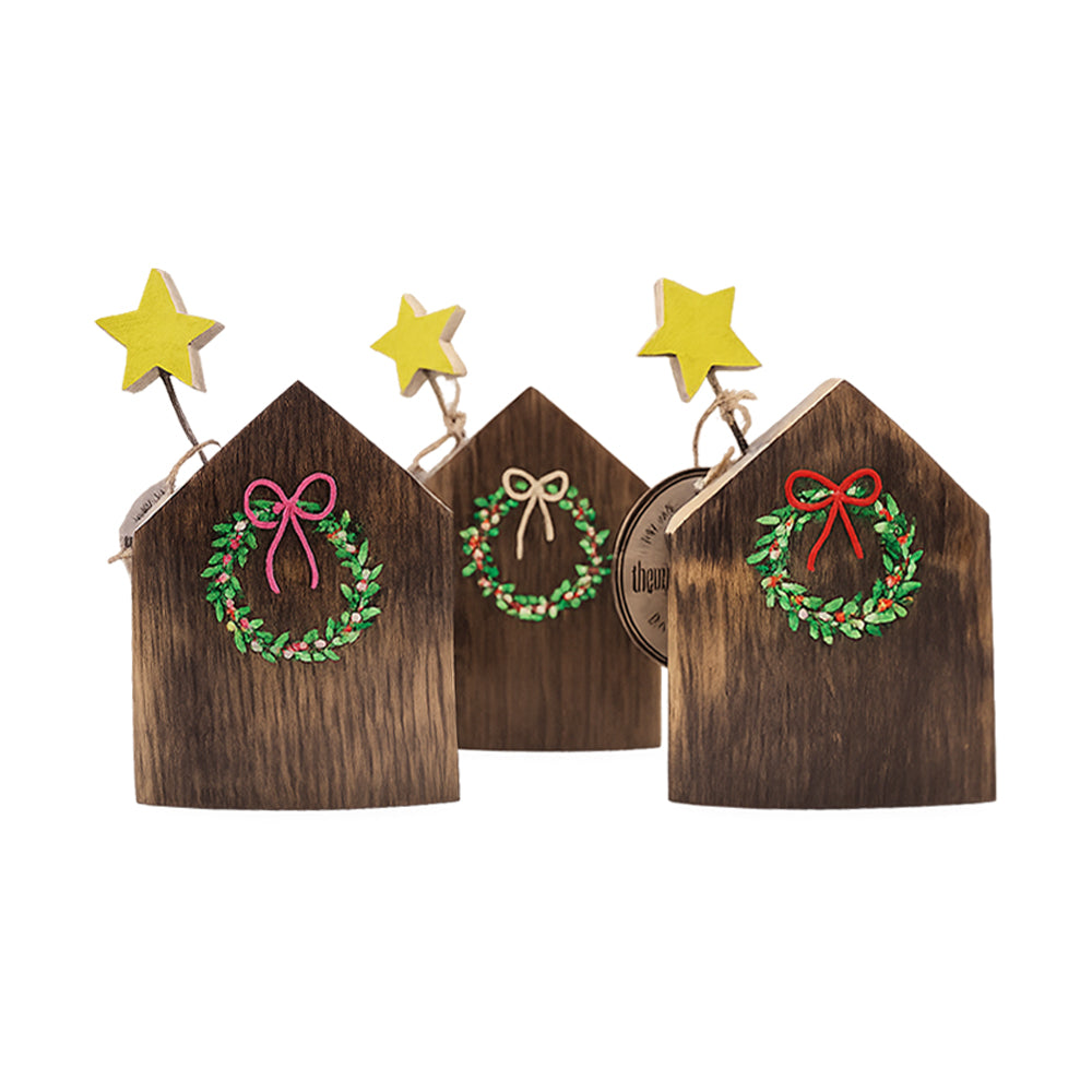 Handgefertigte Weihnachtshäuser aus altem Weinfass mit handgemaltem Weihnachtskranz und verschiedenfarbigen Schleifen